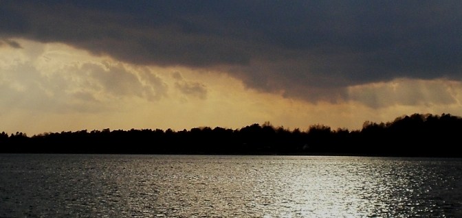 Am Roskilde Fjord Steinchen werfen